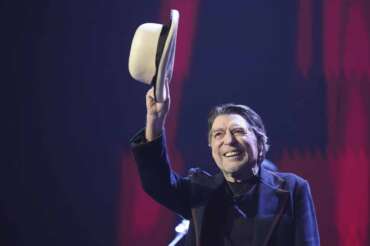 Spanish singer Joaquin Sabina performs in concert in Buenos Aires, Argentina, Wednesday, April 16, 2025. (AP Photo/Natacha Pisarenko) Associated Press/LaPresse