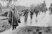 Associated Press correspondent Peter Arnett, left, marches in column with Vietnamese troops as he covers the war in Vietnam, Nov. 11, 1965. The conflict is described as one of the most difficult and dangerous for those who cover it because of the way it is fought. There are no front lines or clearly marked friendly or enemy territories. (AP Photo) Associated Press/LaPresse