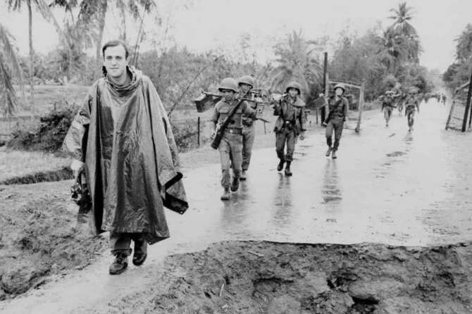 Associated Press correspondent Peter Arnett, left, marches in column with Vietnamese troops as he covers the war in Vietnam, Nov. 11, 1965. The conflict is described as one of the most difficult and dangerous for those who cover it because of the way it is fought. There are no front lines or clearly marked friendly or enemy territories. (AP Photo) Associated Press/LaPresse