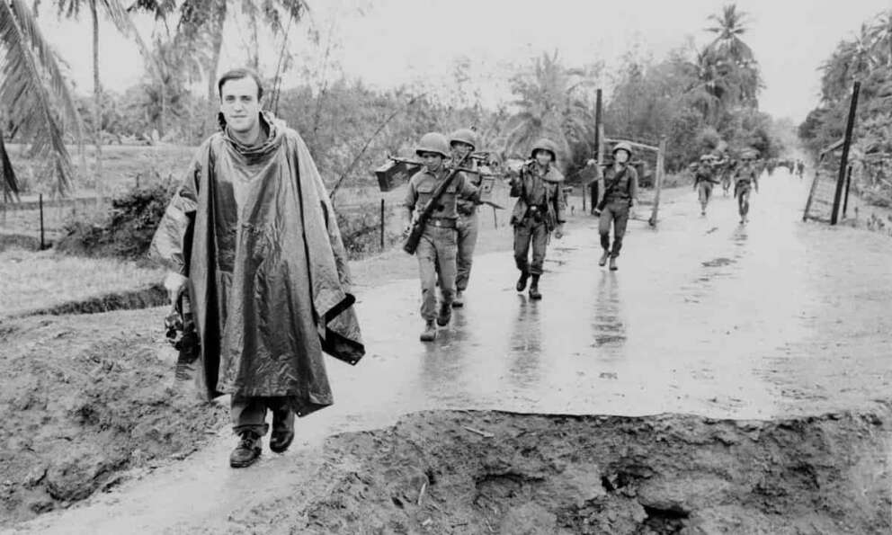 Associated Press correspondent Peter Arnett, left, marches in column with Vietnamese troops as he covers the war in Vietnam, Nov. 11, 1965. The conflict is described as one of the most difficult and dangerous for those who cover it because of the way it is fought. There are no front lines or clearly marked friendly or enemy territories. (AP Photo) Associated Press/LaPresse