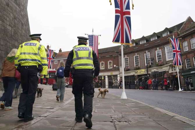 FOTO DI REPERTORIO Police officers patrol in Windsor, England, Wednesday, Sept. 17, 2025 ahead of the arrival of President Donald Trump.(AP Photo/Alberto Pezzali)