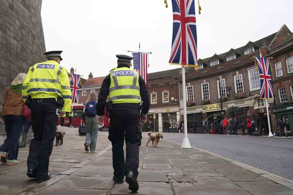 FOTO DI REPERTORIO Police officers patrol in Windsor, England, Wednesday, Sept. 17, 2025 ahead of the arrival of President Donald Trump.(AP Photo/Alberto Pezzali)