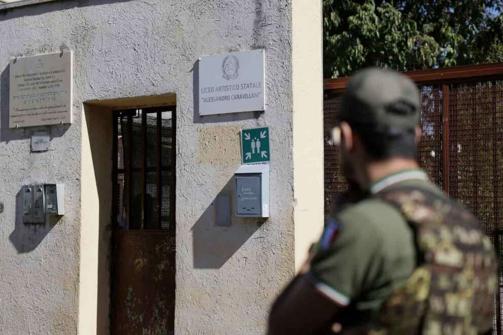 Professori e studenti del Liceo Artistico Caravillani a Monteverde chiamano la polizia e denunciano un’aggressione da parte del servizio d’ordine della sinagoga interna al cortile della scuola durante un’iniziativa per promuovere le manifestazioni per Gaza, — Roma—Italia —Giovedì 2 Ottobre 2025 – Cronaca – (foto di Cecilia Fabiano/ LaPresse) Professors and students at Caravillani high School called the police and reported an attack by the security guards of the internal synagogue in the school courtyard during an initiative to promote the demonstrations for Gaza. — Rome—Italy — Wednesday October 2, 2025 – News – (photo by Cecilia Fabiano/LaPresse)