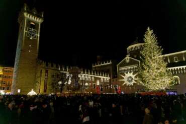 Foto Enrico Pretto/LaPresse 23 Novembre 2024 Trento, Italia Cronaca inaugurazione mercatini di natale città del natale Piazza Duomo accensione albero