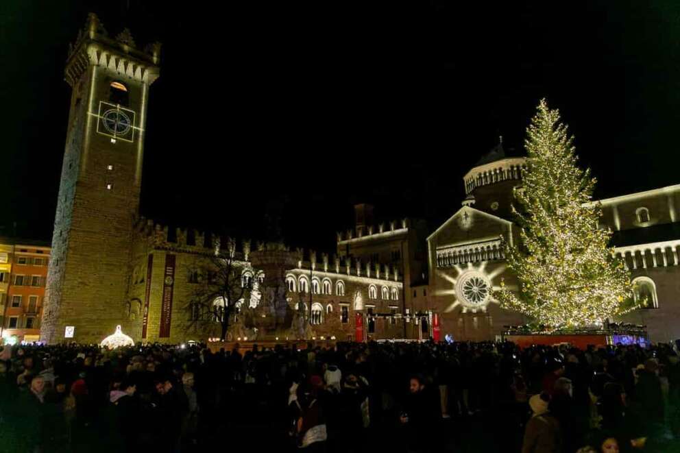 Foto Enrico Pretto/LaPresse 23 Novembre 2024 Trento, Italia Cronaca inaugurazione mercatini di natale città del natale Piazza Duomo accensione albero