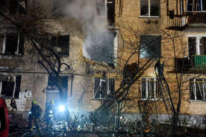 Firefighters put out a blaze after a drone hit a residential building during Russia’s night drone attack in Kyiv, Ukraine, night Saturday. Nov. 29, 2025. (AP Photo/Efrem Lukatsky)





Associate Press/ LaPresse
Only Italy and Spain