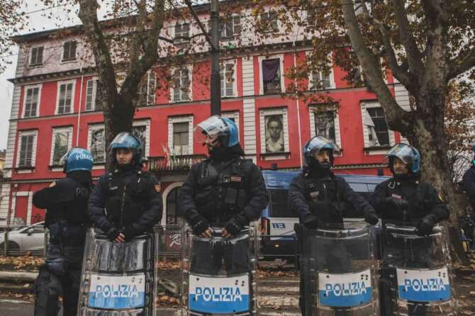 Perquisizione delle forze dell’ordine nell’immobile del centro sociale Askatasuna, in corso Regina Margherita 47. Torino, Italia – 18 Dicembre 2025 – Cronaca – (Foto Andrea Alfano/LaPresse) Police search in Askatasuna community center headquarter in corso Regina Margherita 47. Turin, Italy – 18 December 2025 – News – (Photo Andrea Alfano/LaPresse)