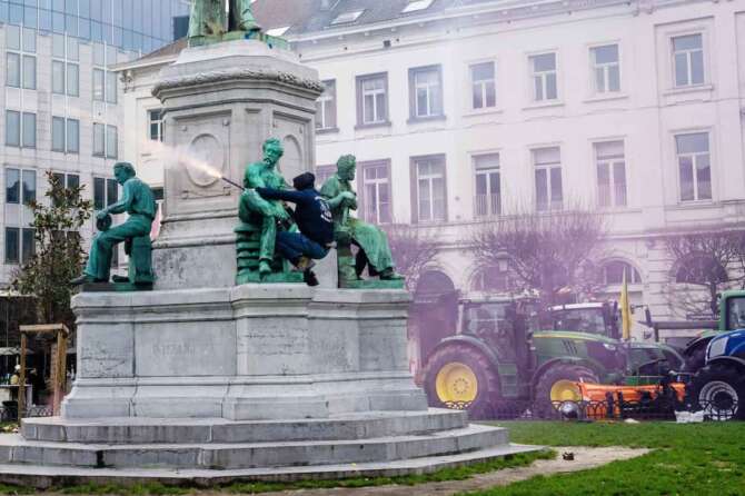 A protestor shoots off a flare during a demonstration of European farmers near the European Parliament building in Brussels, Thursday, Dec. 18, 2025. (AP Photo/Marius Burgelman) Associate Press/ LaPresse Only Italy and Spain