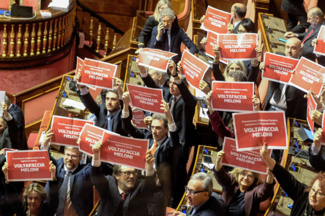 Protesta delle opposizioni in occasione dellesame della legge di bilancio di previsione dello Stato per l’anno finanziario 2026 e bilancio pluriennale per il triennio 2026-2028. Senato, Roma Martedì 23 Dicembre  2025 (foto Mauro Scrobogna / LaPresse)  

Protest of the oppositions on the occasion of the approval of the State budget law for the 2026 financial year and the multi-year budget for the three-year period 2026-2028. Senate, Rome, Tuesday December 23 2025. (Photo by Mauro Scrobogna / LaPresse)