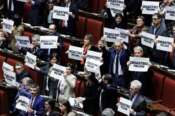 Protesta dell’opposizione nell’aula della Camera dei deputati in occasione del voto finale sulla legge di Bilancio, Roma, Martedì 30 Dicembre 2025 (Foto Roberto Monaldo / LaPresse) Opposition protest in the Chamber of deputies during the final vote on the Budget law, Rome, Tuesday, December 30, 2025 (Photo by Roberto Monaldo / LaPresse)
