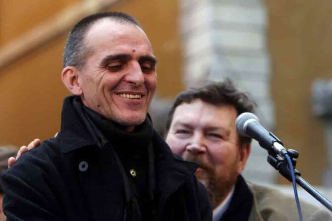 © Marco Merlini / LaPresse 08-03-2008 Roma Politica Piazza Farnese – manifestazione organizzata da Giuliano Ferrara “Musica e vagiti. Prima le donne e i bambini” per la moratoria contro l’aborto Nella foto Giovanni Lindo Ferretti e Giuliano Ferrara