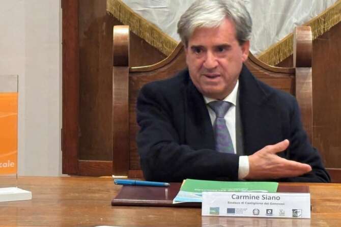 Sindaco di Castiglione del Genovesi aggredito a bastonate sotto casa: lesioni e fratture su tutto il corpo, è grave