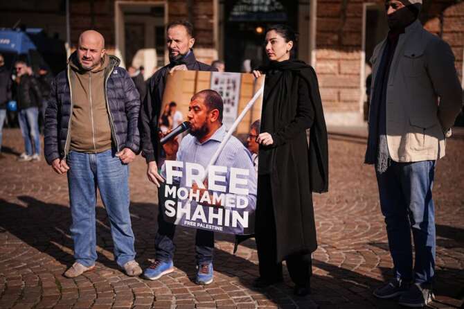 L’imam di Torino Mohamed Shahin libero, stop alla detenzione nel Cpr di Caltanissetta: schiaffo dei giudici a Piantedosi