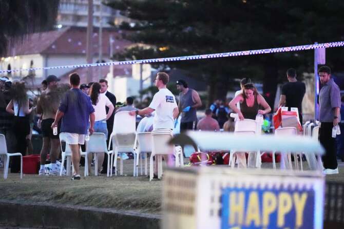 Australia, attentato antisemita a Bondi Beach: strage alla festa di Hanukkah, i killer sono padre e figlio legati all’Isis