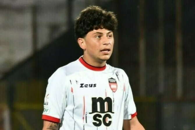 Napoli, baby calciatore accoltellato in strada: è in gravi condizioni, si consegnano due minorenni