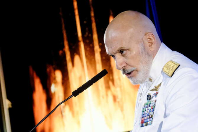 La Nato valuta “attacchi preventivi” contro la Russia, lo scenario dell’ammiraglio Cavo Dragone nella guerra ibrida al Cremlino