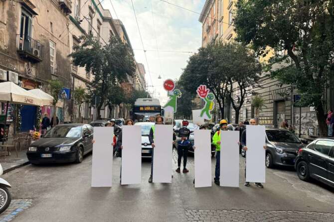 “Mi vedi?”, a Napoli il primo flashmob per la sicurezza stradale e per chiedere strade scolastiche