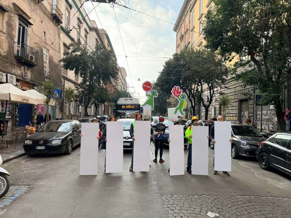 “Mi vedi?”, a Napoli il primo flashmob per la sicurezza stradale e per chiedere strade scolastiche