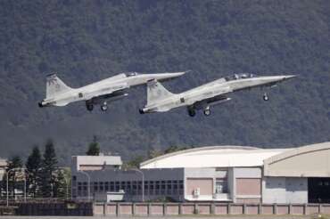 Taiwan circondata da navi militari cinesi, l’esercitazione militare attorno all’isola: “Avvertimento a forze separatiste”