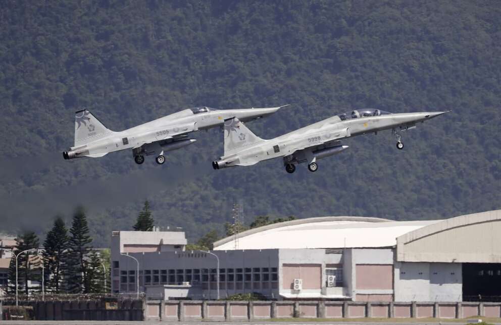 Taiwan circondata da navi militari cinesi, l’esercitazione militare attorno all’isola: “Avvertimento a forze separatiste”