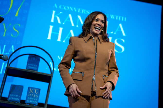 Kamala Harris prepara il ritorno, l’ex vice di Biden cerca il bis per la Casa Bianca: la strategia e i rivali in casa Dem