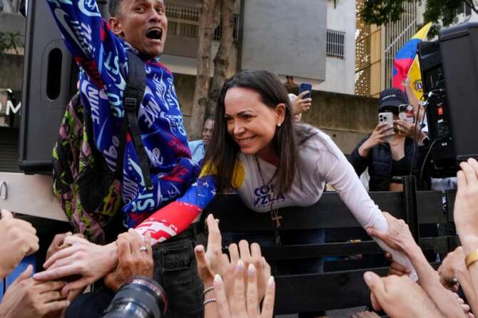 María Corina Machado attesa a Oslo, ma l’oppositrice venezuelana non ritirerà il Nobel per la Pace: al suo posto la figlia