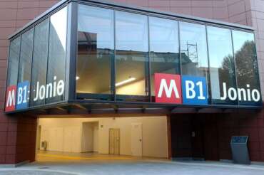 Roma, ragazza violentata all’uscita della metro Jonio: bloccata da due uomini e abusata da un terzo