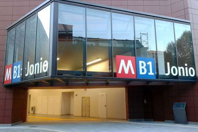 Roma, ragazza violentata all’uscita della metro Jonio: bloccata da due uomini e abusata da un terzo