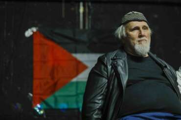 “Di Gaza non si parla più, come se il genocidio fosse finito: ma Israele continua il suo sterminio”, parla Moni Ovadia