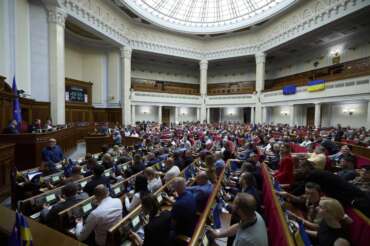 Ucraina, altro scandalo corruzione scuote il Parlamento: deputati incriminati per aver venduto i voti
