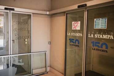 La Stampa, rivolta del quotidiano contro Elkann che lo mette in vendita con Repubblica: la cessione ai greci senza garanzie