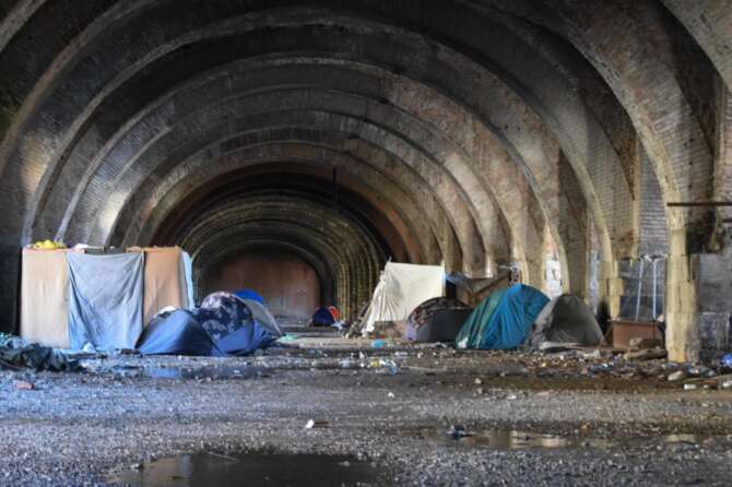 Abbandonati al freddo nel fango, colpevoli di esistere: la vergogna dei richiedenti asilo a Trieste