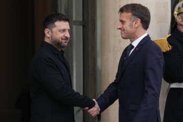 Ucraina, Zelensky vola a Parigi per cercare il sostegno europeo: colloqui “difficili” con la delegazione Usa in Florida