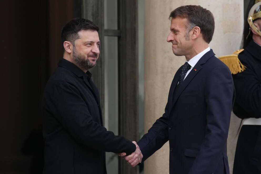 Ucraina, Zelensky vola a Parigi per cercare il sostegno europeo: colloqui “difficili” con la delegazione Usa in Florida