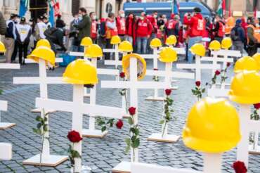 Foto Mauro Scrobogna /LaPresse 13-11-2021 Roma, Italia Manifestazione #BastaMortiSulLavoro promossa dai sindacati edili di Cgil Cisl Uil Nella foto: manifestazione dei lavoratori dell’edilizia per la sicurezza nei cantieri e la denuncia delle morti sul lavoro Photo Mauro Scrobogna /LaPresse Novembre 13, 2021  Rome, Italy #BastaMortiSulLavoro demonstration promoted by the construction unions of Cgil Cisl Uil In the photo: demonstration of construction workers for safety on construction sites and reporting of deaths at work