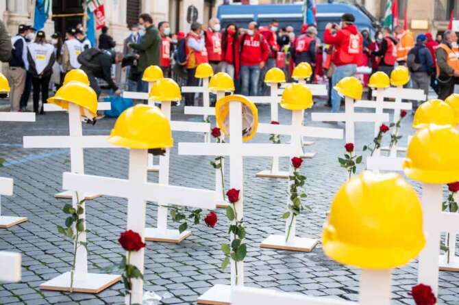 Foto Mauro Scrobogna /LaPresse 13-11-2021 Roma, Italia Manifestazione #BastaMortiSulLavoro promossa dai sindacati edili di Cgil Cisl Uil Nella foto: manifestazione dei lavoratori dell’edilizia per la sicurezza nei cantieri e la denuncia delle morti sul lavoro Photo Mauro Scrobogna /LaPresse Novembre 13, 2021  Rome, Italy #BastaMortiSulLavoro demonstration promoted by the construction unions of Cgil Cisl Uil In the photo: demonstration of construction workers for safety on construction sites and reporting of deaths at work