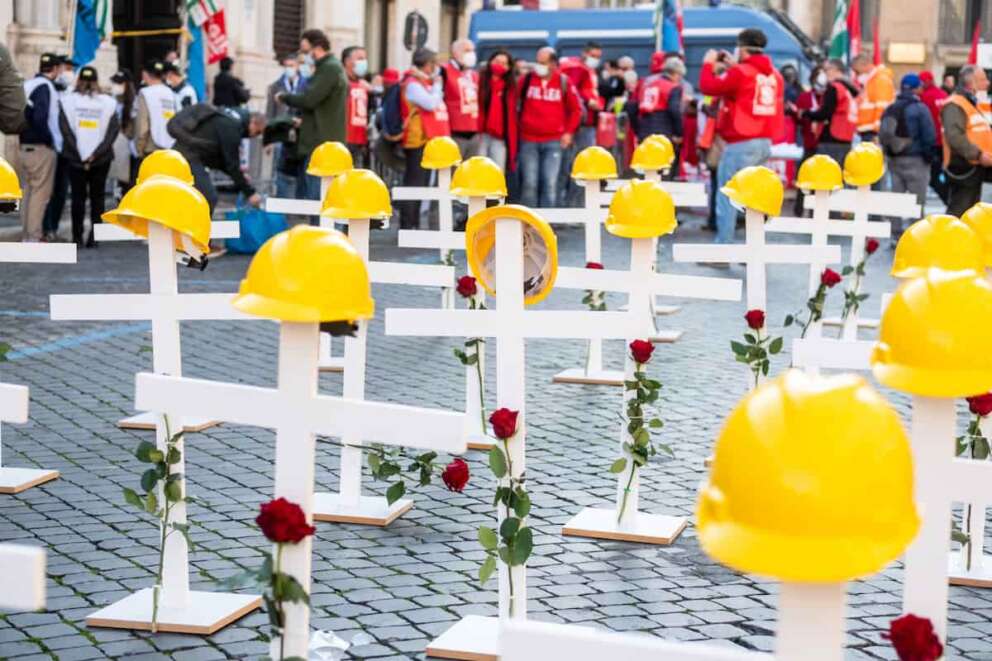 Foto Mauro Scrobogna /LaPresse 13-11-2021 Roma, Italia Manifestazione #BastaMortiSulLavoro promossa dai sindacati edili di Cgil Cisl Uil Nella foto: manifestazione dei lavoratori dell’edilizia per la sicurezza nei cantieri e la denuncia delle morti sul lavoro Photo Mauro Scrobogna /LaPresse Novembre 13, 2021  Rome, Italy #BastaMortiSulLavoro demonstration promoted by the construction unions of Cgil Cisl Uil In the photo: demonstration of construction workers for safety on construction sites and reporting of deaths at work