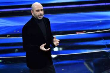 Foto Matteo Rasero/LaPresse 02 Febbraio 2022 Sanremo, Italia Spettacolo Festival di Sanremo 2022, seconda serata Nella foto: Checco Zalone Photo Matteo Rasero/LaPresse February 02, 2022 Sanremo, Italy Entertainment Sanremo Music Festival 2022, second evening In the photo: Checco Zalone