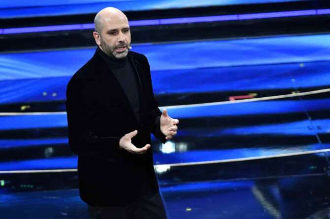 Foto Matteo Rasero/LaPresse 02 Febbraio 2022 Sanremo, Italia Spettacolo Festival di Sanremo 2022, seconda serata Nella foto: Checco Zalone Photo Matteo Rasero/LaPresse February 02, 2022 Sanremo, Italy Entertainment Sanremo Music Festival 2022, second evening In the photo: Checco Zalone