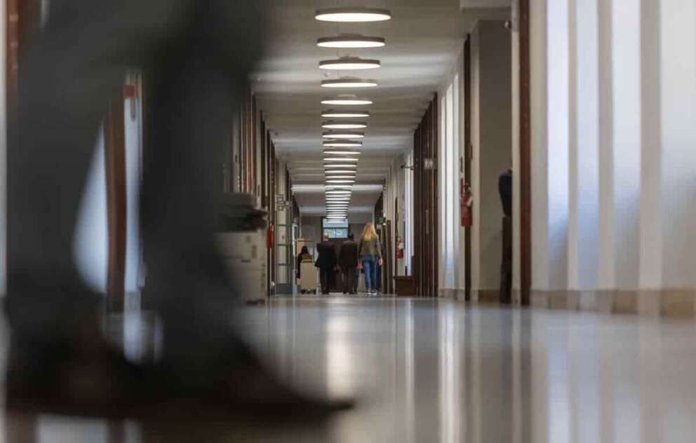 FOTO DI REPERTORIO Foto Stefano Porta/LaPresse 17-10-2023 Milano, Italia – Cronaca – Conferenza stampa in Procura a seguito dei due arresti della sezione antiterrorismo internazionale per associazione terroristica allo stato islamico Nella foto: i corridoi della Procura della Repubblica October 17, 2023 Milan, Italy – News – Press conference at the Prosecutor’s Office following the two arrests of the international anti-terrorism section for terrorist association with the Islamic State