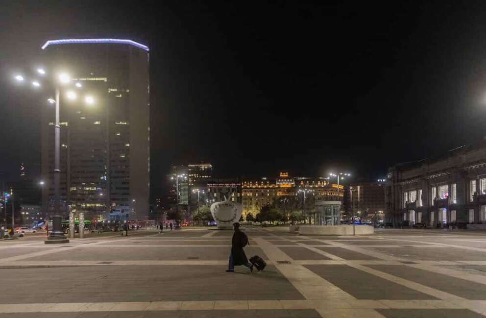 FOTO DI REPERTORIO Dormitorio e mensa per i senzatetto milanesi allestito nel mezzanino della Metropolitana della Stazione Centrale gestito dai volontari dei Fratelli di San Francesco D’Assisi – Milano, Italia – Mercoledì, 15 Gennaio 2025 (foto Stefano Porta / LaPresse) Dormitory for the homeless in Milan set up in the mezzanine of the Central Station subway managed by volunteers of the Brothers of Saint Francis of Assisi – Wednesday, 15 January 2025 (photo Stefano Porta / LaPresse)