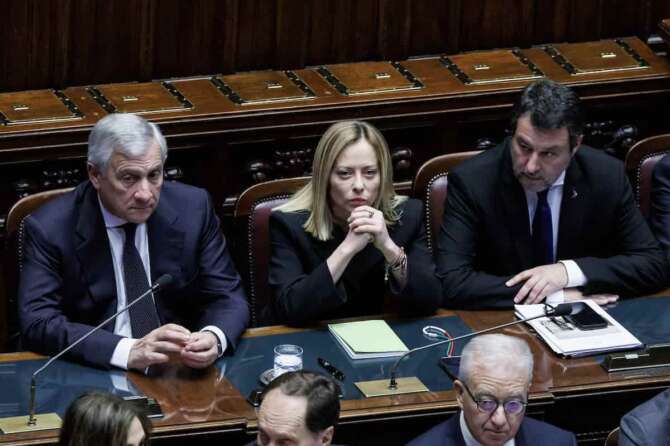 La presidente del Consiglio Giorgia Meloni, il ministro degli Esteri Antonio Tajani (sx) e il ministro delle Infrastrutture Matteo Salvini (dx) nell’ aula della Camera dei deputati durante la commemorazione di Papa Francesco, Roma, Mercoledì, 23 Aprile 2025 (Foto Roberto Monaldo / LaPresse) Prime minister Giorgia Meloni, Foreign minister Antonio Tajani (left) and Infrastructure minister Matteo Salvini (right) at the Chamber of deputies during the commemoration of Pope Francis, Rome, Wednesday Apr. 23, 2025 (Photo by Roberto Monaldo / LaPresse)