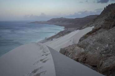 Sand dunes plunge into the sea on the Yemeni island of Socotra on Sept. 21, 2024. (AP Photo/Annika Hammerschlag) Associated Press/LaPresse
