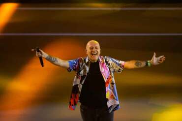 Max Pezzali durante la grande cerimonia di apertura delle Nitto ATP Final Show a Torino, Italia – Cronaca – giovedi 6 novembre 2025 – ( Photo Alberto Gandolfo / LaPresse ) Max Pezzali during the grand opening show of the Nitto ATP Finals 2025 in Turin, Italy – Thursday, November 6, 2025 – News – ( Photo Alberto Gandolfo / LaPresse )