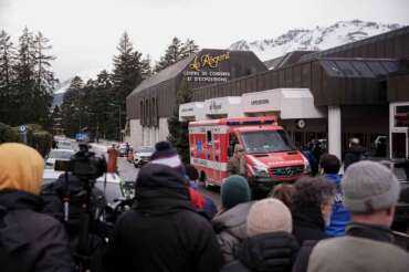 Panoramica del Centro Congressi dove Il Ministro degli Esteri italiano Antonio Tajani parla dal Centro Congressi Regent, dove ieri un devastante incendio ha causato morti e feriti durante i festeggiamenti di Capodanno al bar Le Constellation di Crans-Montana, Alpi svizzere, Svizzera, venerdì 2 gennaio 2026. (Marco Alpozzi /LaPresse) Overview of the Congress Center where Italian Foreign Minister Antonio Tajani speaks from the Regent Congress Centre, where a devastating fire yesterday caused deaths and injuries during New Year’s Eve celebrations at the Le Constellation bar in Crans-Montana, Swiss Alps, Switzerland, Friday, January 2, 2026. (Marco Alpozzi / LaPresse)