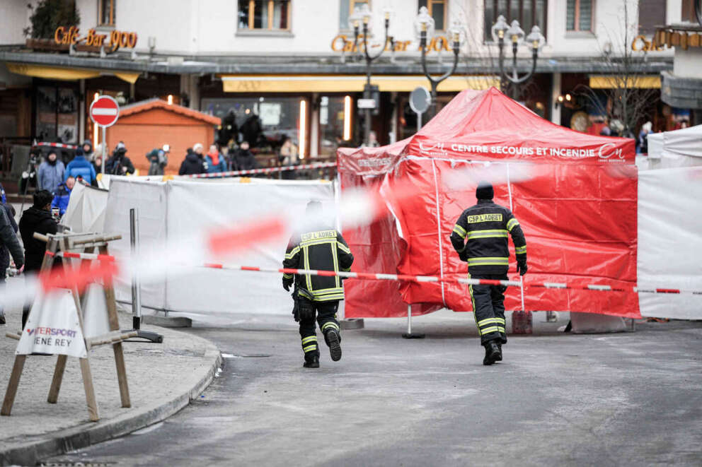 Le Constellation bar, where a devastating fire left dead and injured during the New Year’s celebrations is seen in Crans-Montana, Swiss Alps, Switzerland, Friday morning, Jan. 2, 2026. (Photo Marco Alpozzi /LaPresse) 

Il bar Le Constellation, dove un devastante incendio ha provocato morti e feriti durante i festeggiamenti di Capodanno, è visibile a Crans-Montana, Alpi svizzere, Svizzera, venerdì mattina, 2 gennaio 2026. (Foto Marco Alpozzi /LaPresse)