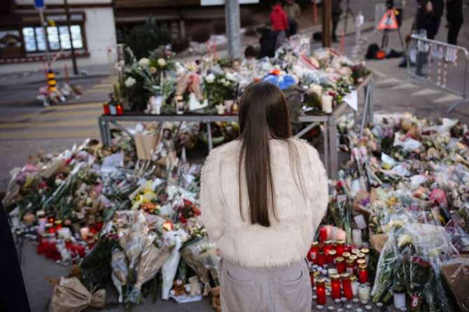 A girl in tears after laying their candles at the spot where flowers and votive lights are brought near the Le Constellation bar, where a devastating fire caused deaths and injuries during New Year’s celebrations in Crans-Montana, Swiss Alps, Switzerland, Saturday, January 3, 2026. (Photo by Marco Alpozzi /LaPresse) Una ragazza piangedopo aver deposto le loro candele nel punto in cui vengono portati fiori e lumini vicino al bar Le Constellation, dove un devastante incendio ha provocato morti e feriti durante i festeggiamenti di Capodanno a Crans-Montana, Alpi svizzere, Svizzera, sabato 3 gennaio 2026. (Foto Marco Alpozzi /LaPresse)