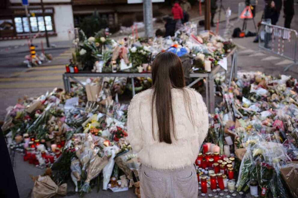 A girl in tears after laying their candles at the spot where flowers and votive lights are brought near the Le Constellation bar, where a devastating fire caused deaths and injuries during New Year’s celebrations in Crans-Montana, Swiss Alps, Switzerland, Saturday, January 3, 2026. (Photo by Marco Alpozzi /LaPresse) Una ragazza piangedopo aver deposto le loro candele nel punto in cui vengono portati fiori e lumini vicino al bar Le Constellation, dove un devastante incendio ha provocato morti e feriti durante i festeggiamenti di Capodanno a Crans-Montana, Alpi svizzere, Svizzera, sabato 3 gennaio 2026. (Foto Marco Alpozzi /LaPresse)