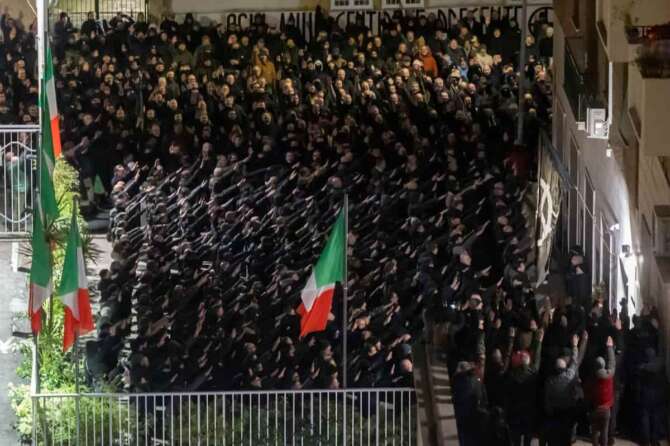 Saluto romano durante lacommemorazione annuale di Acca Larentia a Roma, Italia – 07 gennaio 2026 Cronaca (foto Francesco Benvenuti / LaPresse) Roman salute during the annual commemoration of Acca Larentia in Rome, Italy – January 7, 2026 News (photo by Francesco Benvenuti / LaPresse)