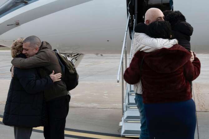 Il Presidente del Consiglio Giorgia Meloni e Antonio Tajani accolgono Alberto Trentini e Mario Burlò rilasciati dopo 14 mesi di detenzione in Venezuela a rientrati in Italia con volo di Stato
DISTRIBUTION FREE OF CHARGE – NOT FOR SALE – Obbligatorio citare la fonte LaPresse/Palazzo Chigi/Filippo Attili